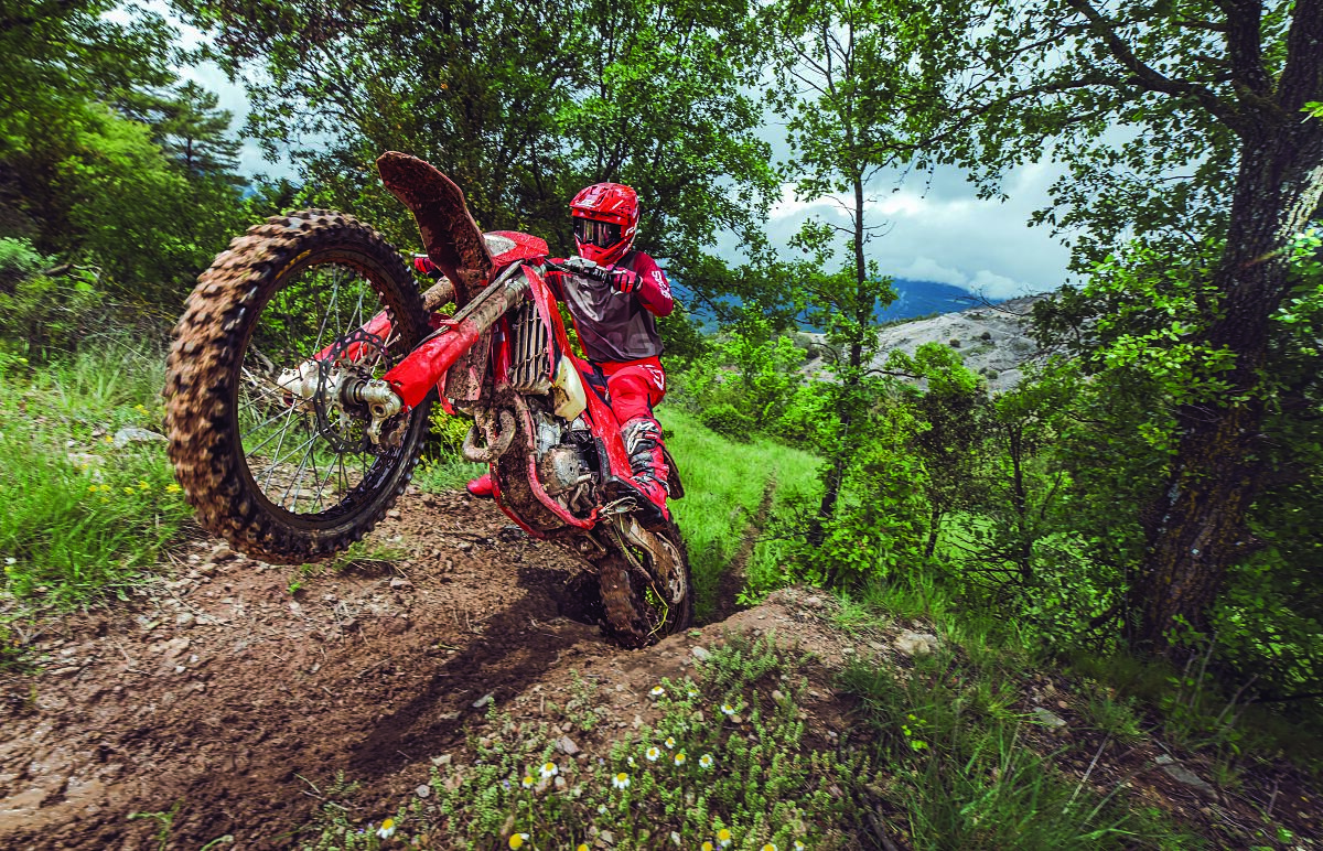 104372_ENDURO _ EC 350F _ MY26_ ACTION