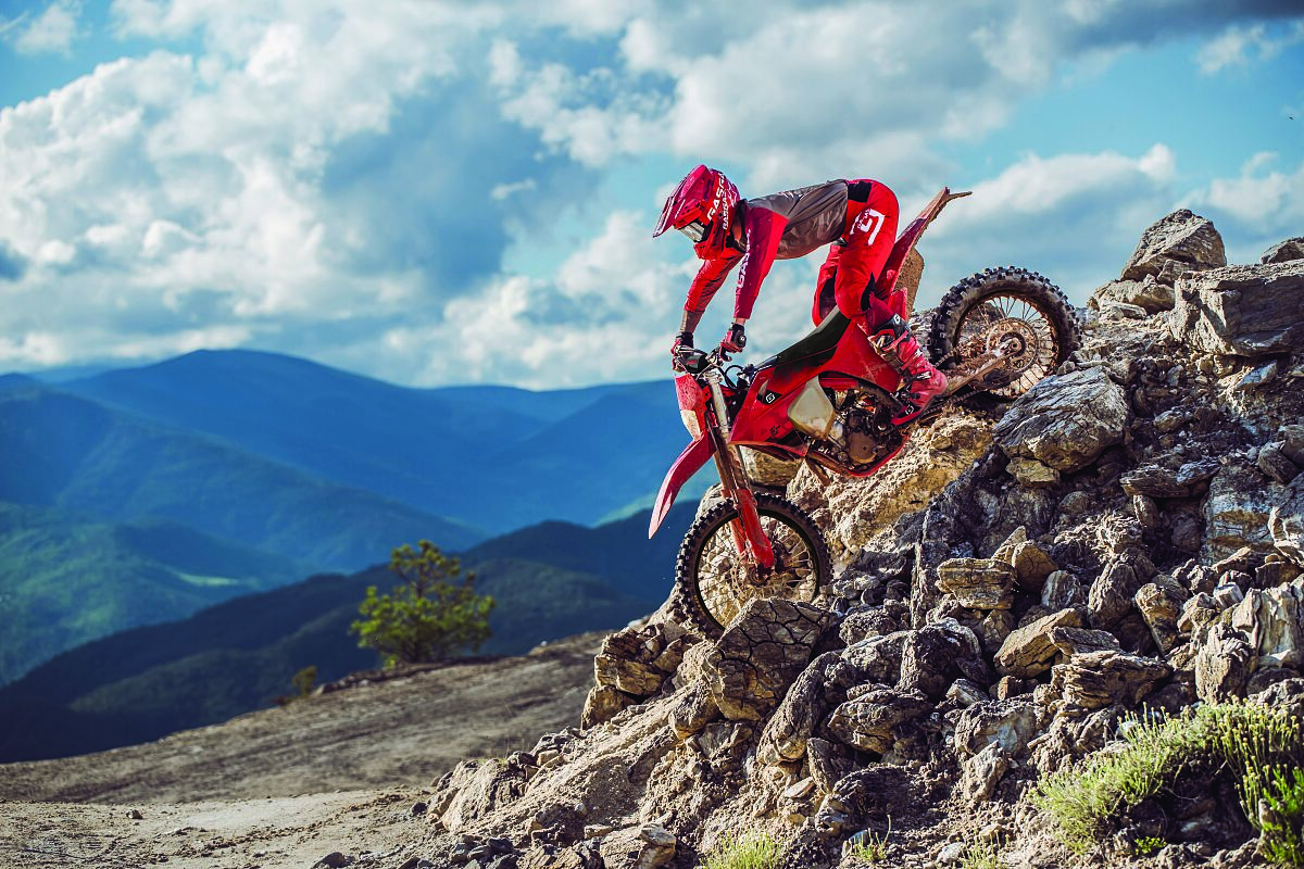 104376_ENDURO _ EC 350F _ MY26_ ACTION