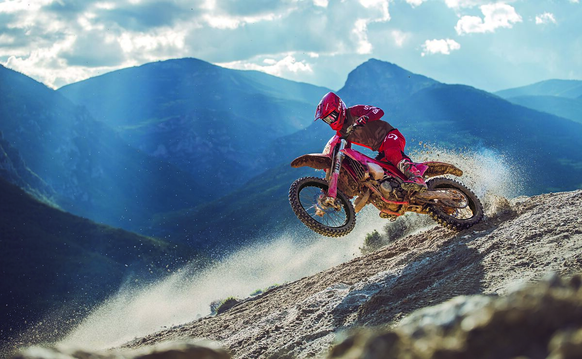 104380_ENDURO _ EC 350F _ MY26_ ACTION