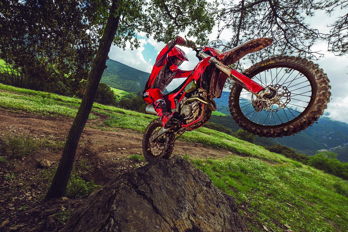 104404_ENDURO _ EC 500F _ MY26 _ ACTION 