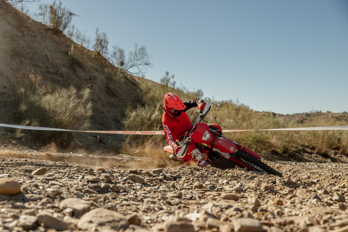 30813_Enduro _ EC 300 _ 2023 _ Action 