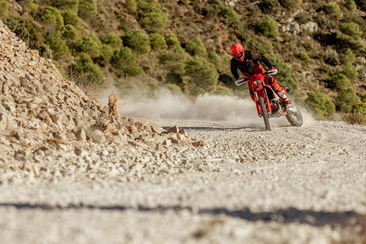 30822_Enduro _ EC 300 _ 2023 _ Action 