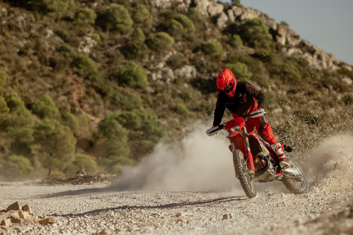 30824_Enduro _ EC 300 _ 2023 _ Action 