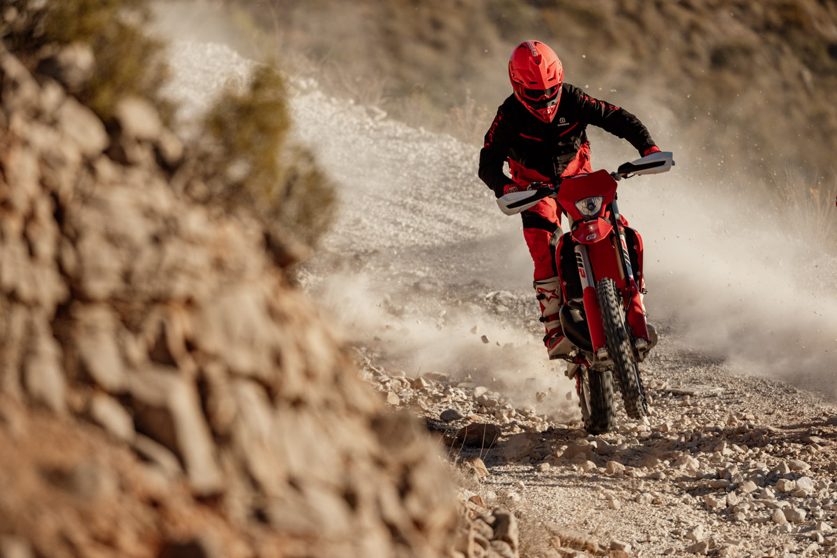 30825_Enduro _ EC 300 _ 2023 _ Action 