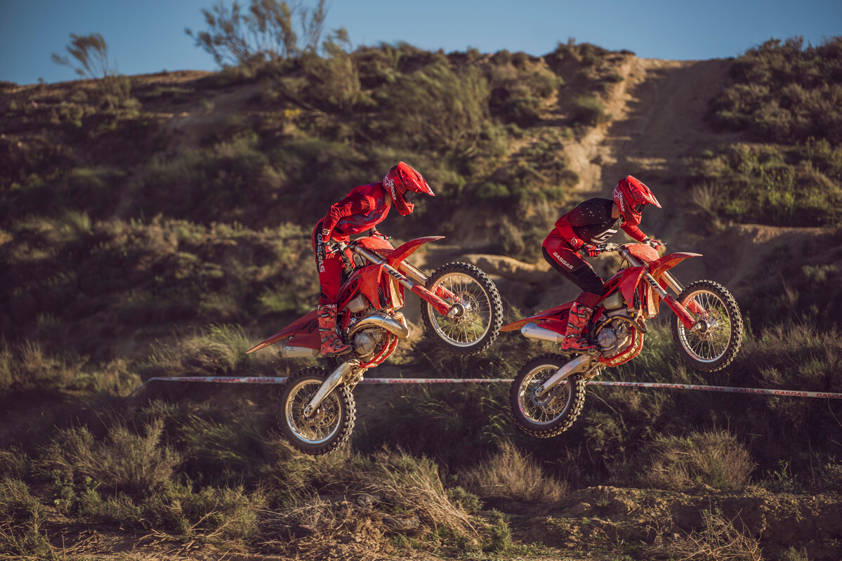 79565_Cross Country _ 2-strokes _ EX 250 _ EX 300 _ 2025 _ Action