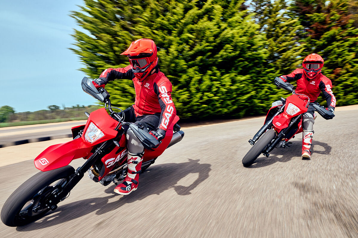 43386_Supermoto _ SM 700 _ 2023 _ Action (1)