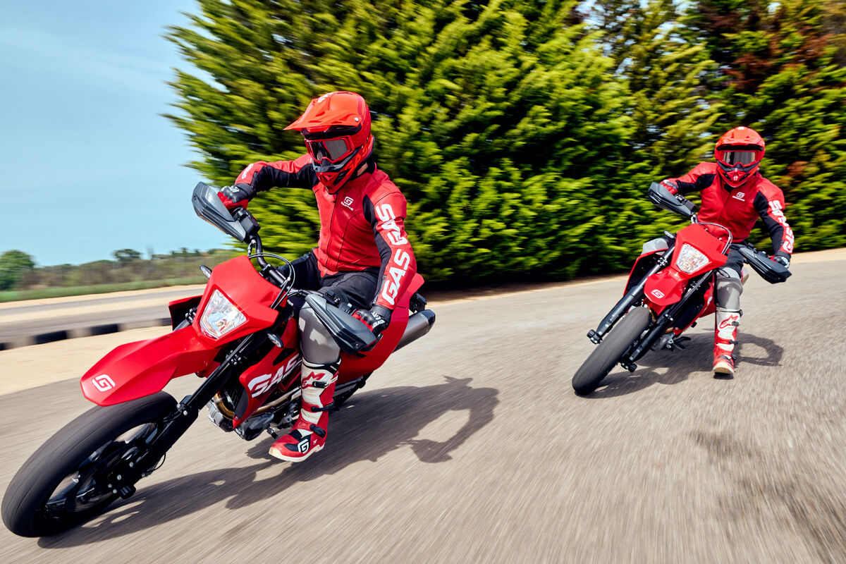 43386_Supermoto _ SM 700 _ 2023 _ Action