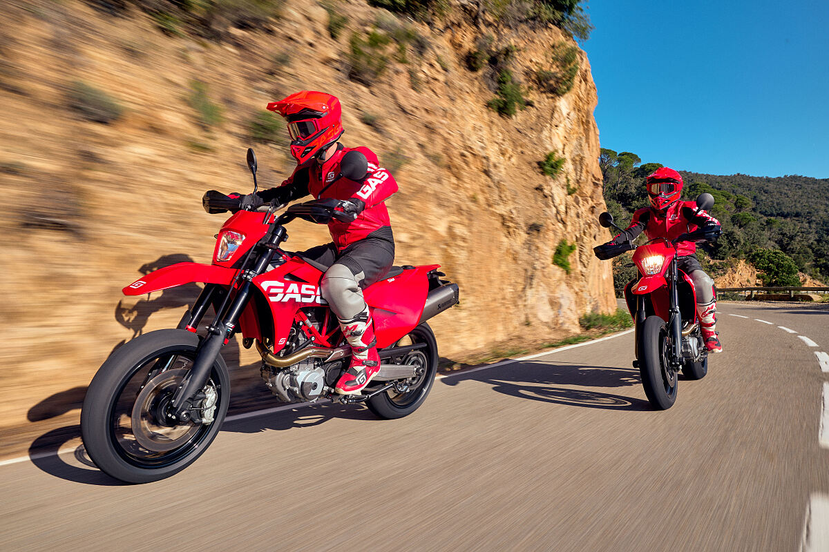 43389_Supermoto _ SM 700 _ 2023 _ Action (1)