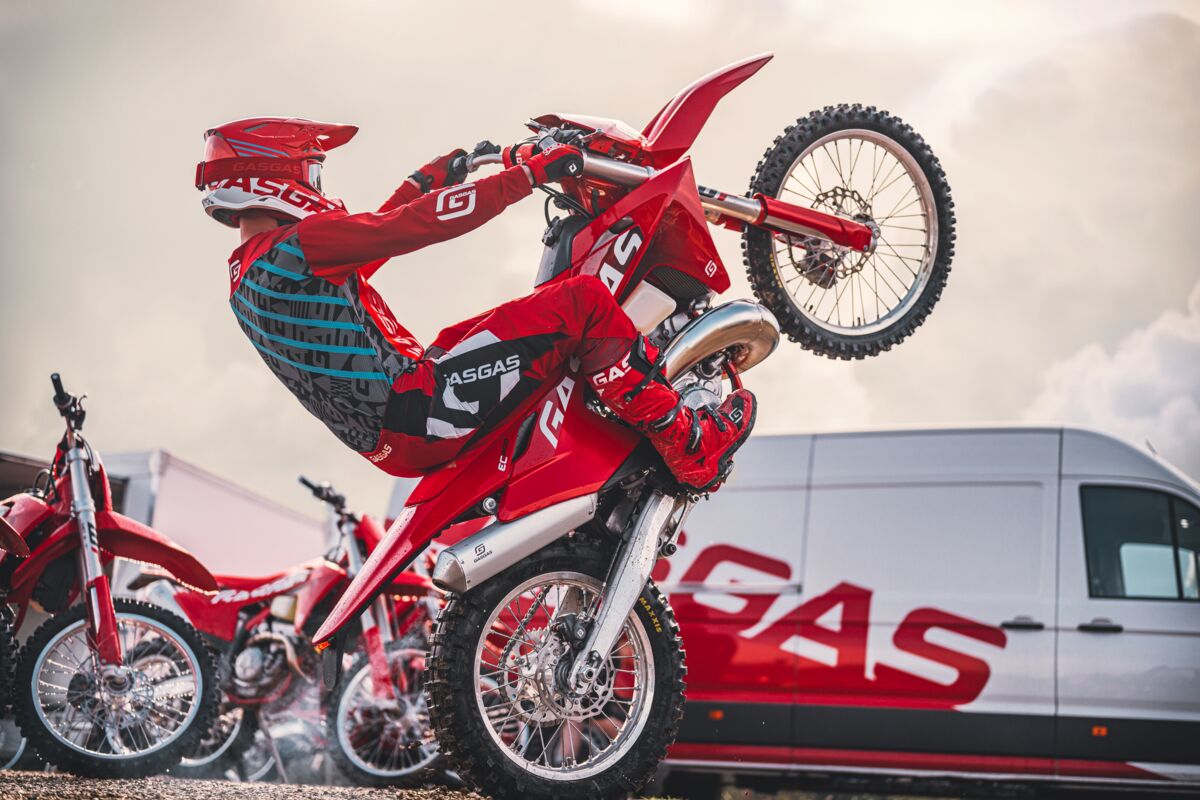 59768_Enduro _ EC 300 _ 2024 _ Action