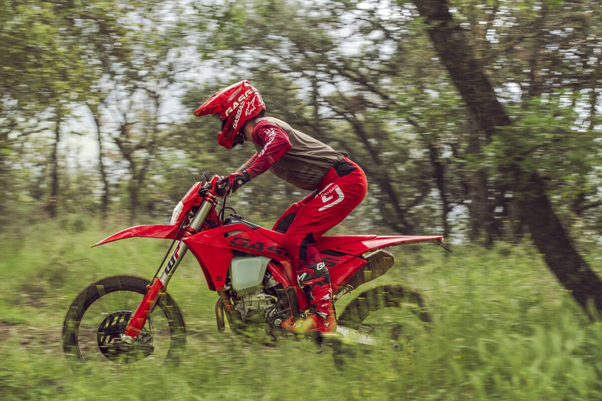 83745_Enduro _ EC 450F _ 2025 _ Action 