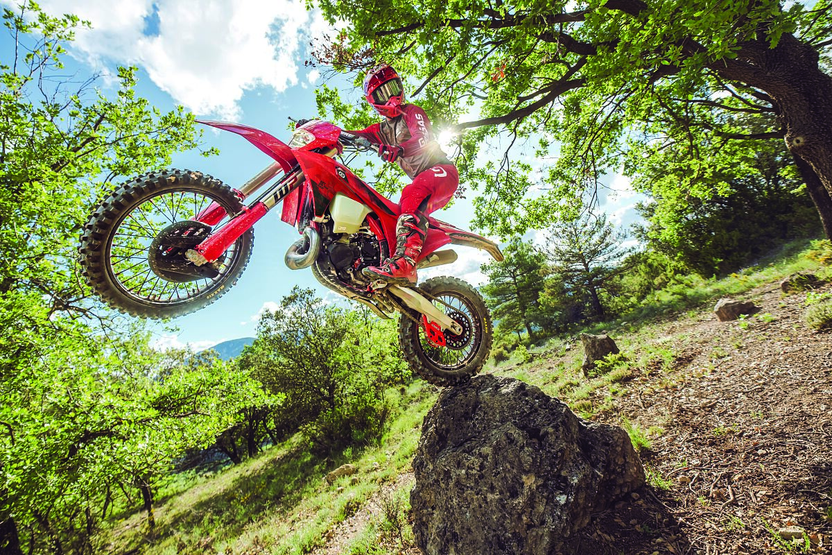 ENDRURO _ EC 300 _ MY26_ ACTION 