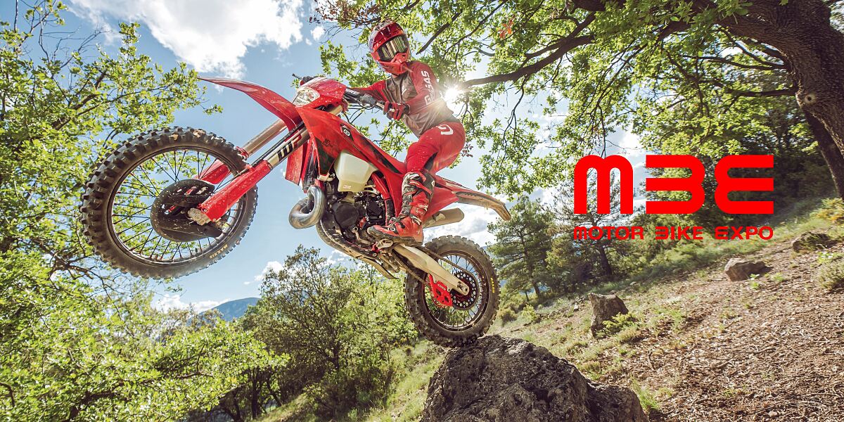 104358_ENDRURO _ EC 300 _ MY26_ ACTION  (1)