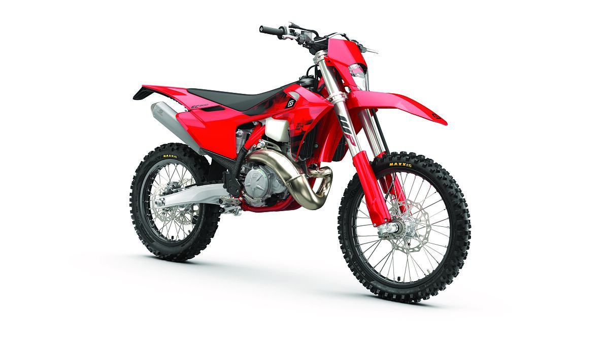 104413_ENDURO _ EC 300 _ MY26 _ STUDIO